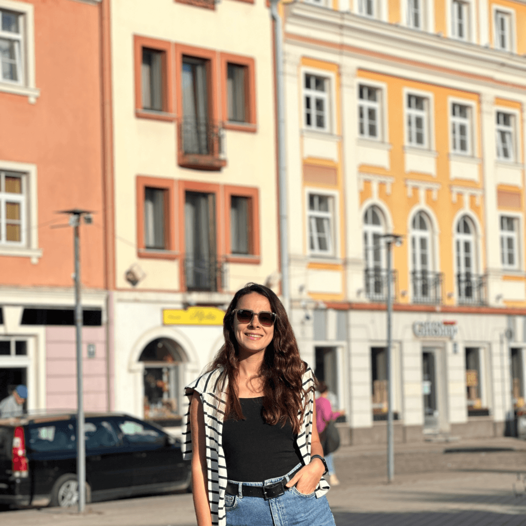 Riga Old Town’da renkli tarihi binalar önünde fotoğraf noktası