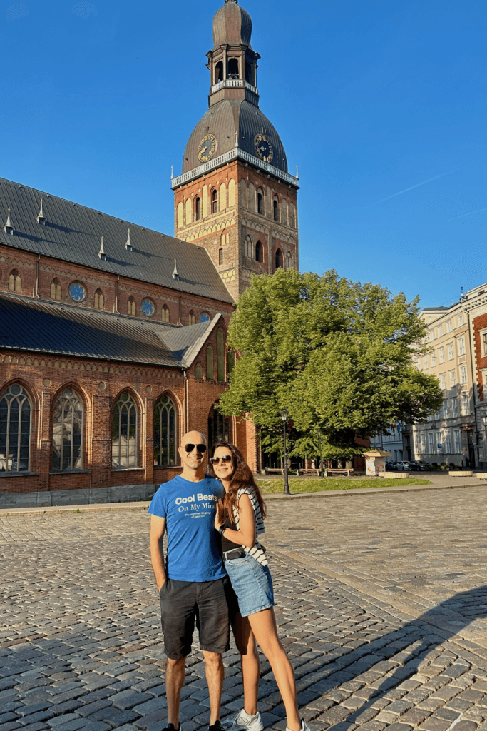 Riga Old Town’da Riga Dome Cathedral önünde taş meydanda poz veren çift