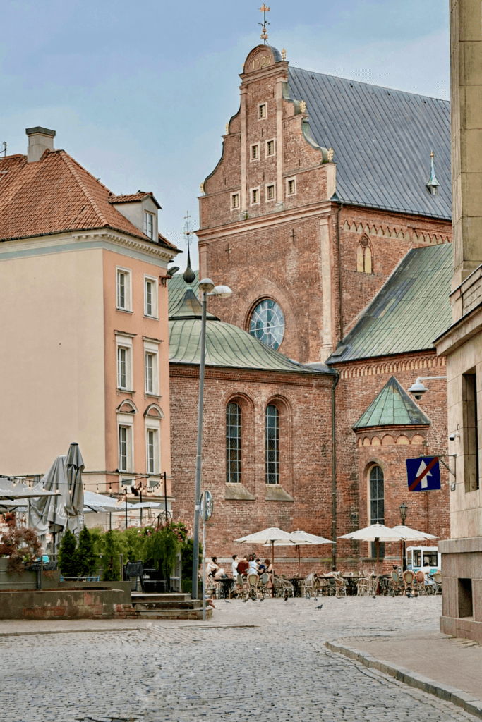 Riga Old Town’da taş sokak sonunda görülen Riga Dome Cathedral yan cephesi