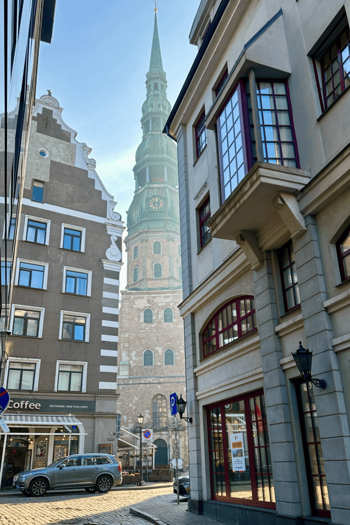 Riga Old Town’da sokak arasından görülen tarihi St. Peter’s kilise kulesi