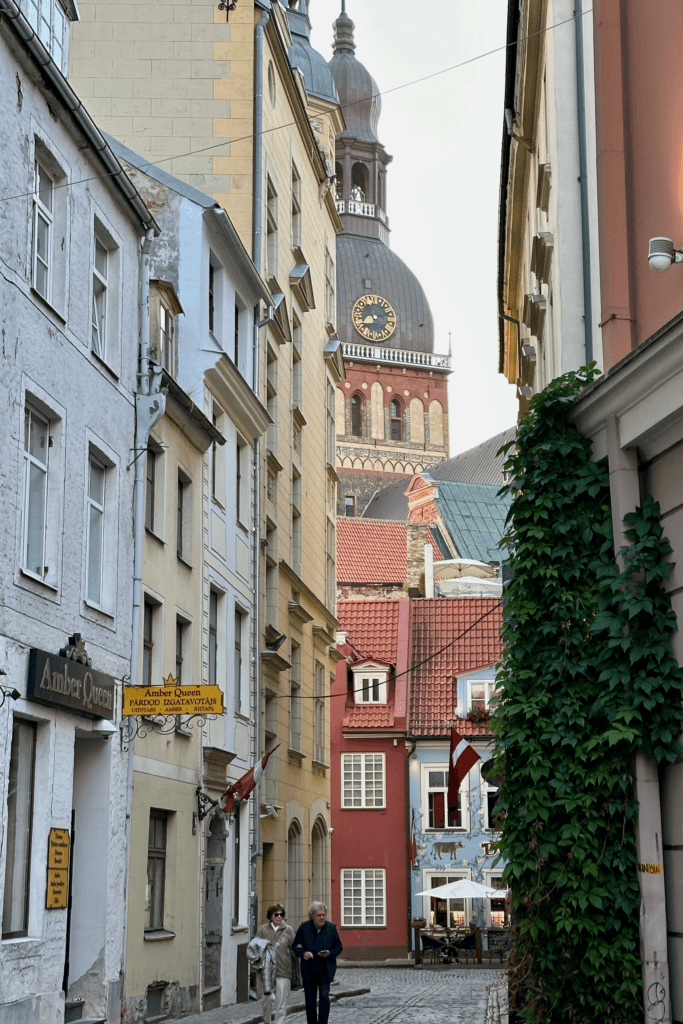 Riga Old Town’da taş sokaklar arasında görülen tarihi kilise kulesi