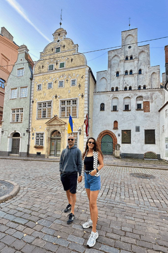Riga Old Town’da Three Brothers tarihi evleri önünde poz veren çift