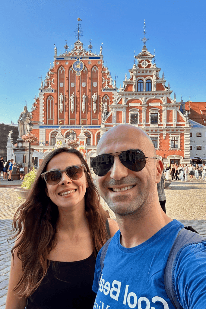 Riga Town Hall Square’de House of the Blackheads tarihi cephesi önünde selfie