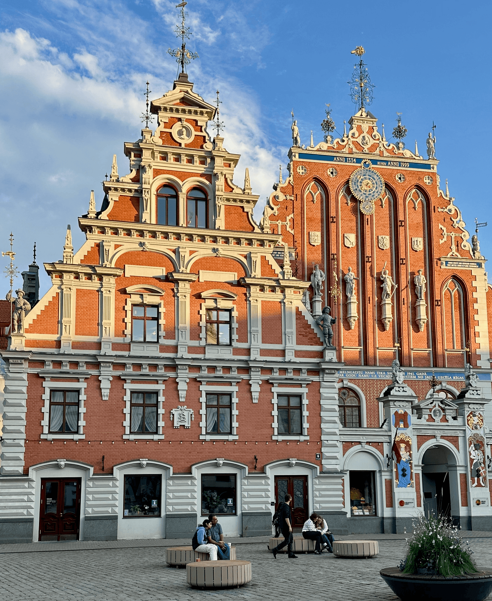 Riga Letonya gezilecek yerler, gezi rehberi, Riga Town Hall Square’de House of the Blackheads