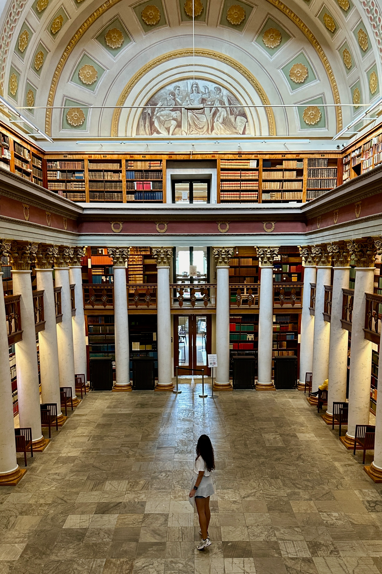 Helsinki Üniversitesi Kütüphanesi’nin tarihi iç mekanı ve kemerli tavanı