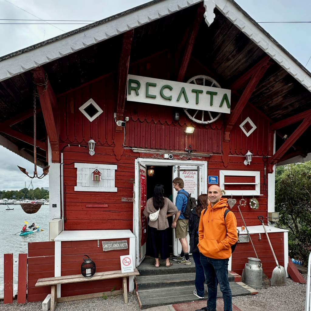 Helsinki’deki Cafe Regatta önünde çekilen fotoğraf