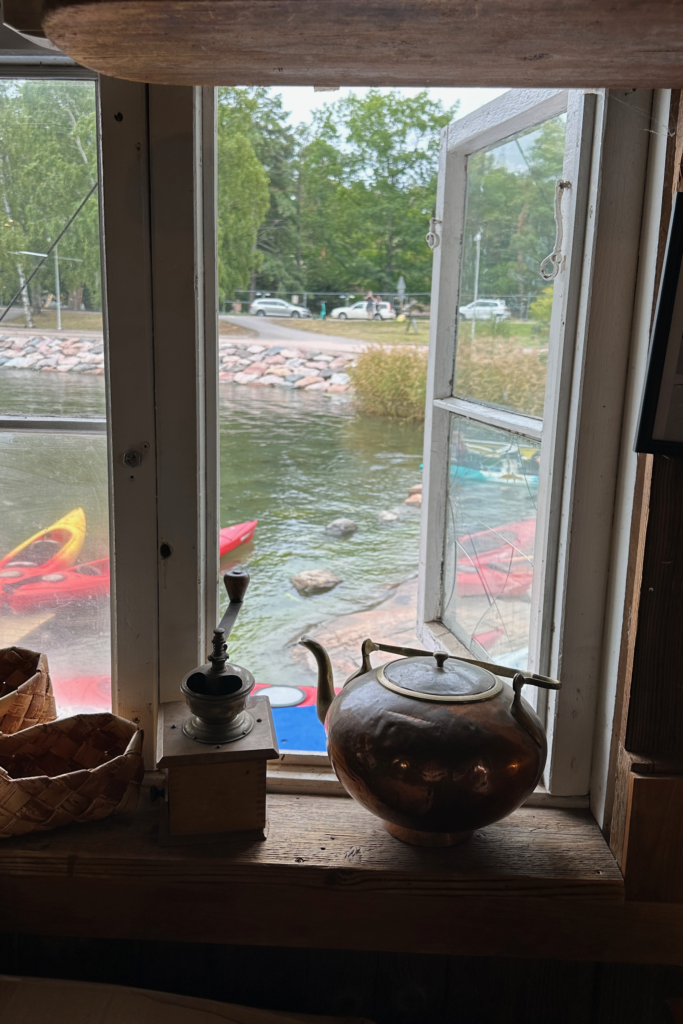 Helsinki’deki Cafe Regatta’nın pencere kenarından görülen deniz manzarası