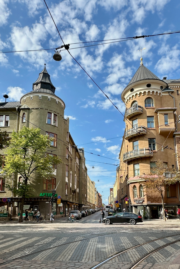 Helsinki Design District bölgesinde tramvay rayları ve tarihi binalar