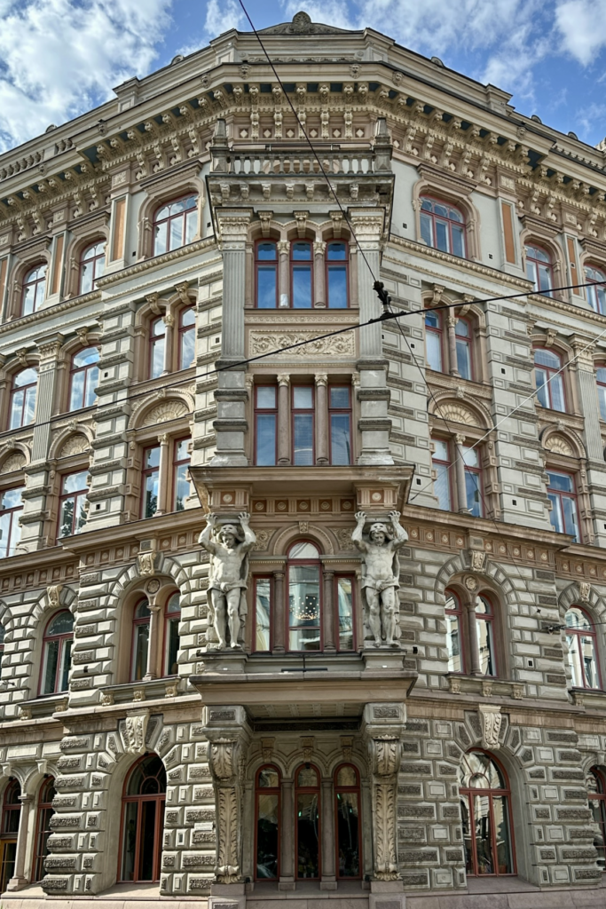 Helsinki Design District bölgesinde tarihi bir bina cephesi