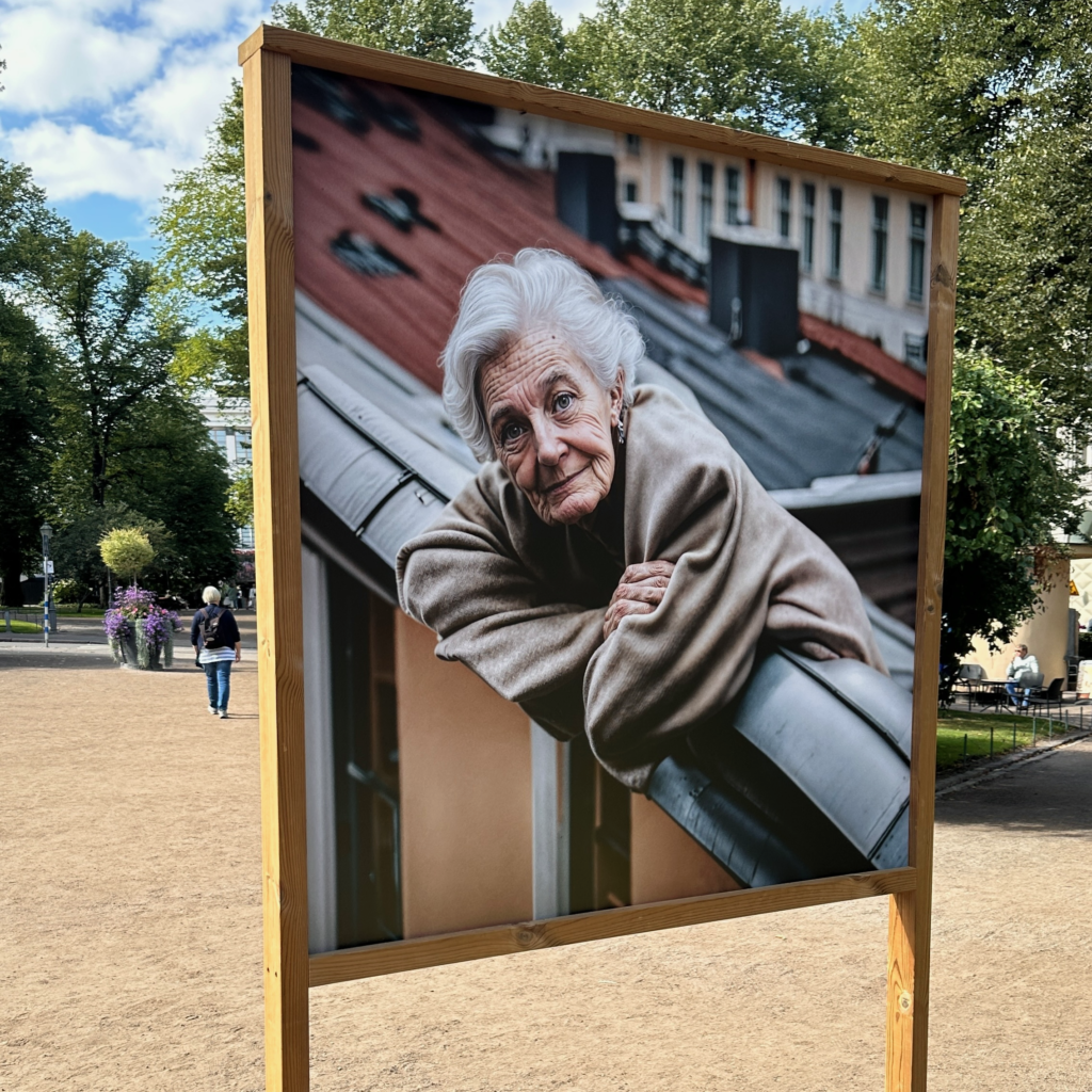 Helsinki’de Esplanade park alanında kurulan açık hava fotoğraf sergisi