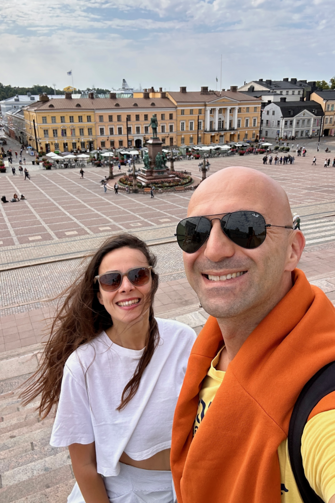 Helsinki gezilecek yerler arasında yer alan Senato Meydanı manzarası