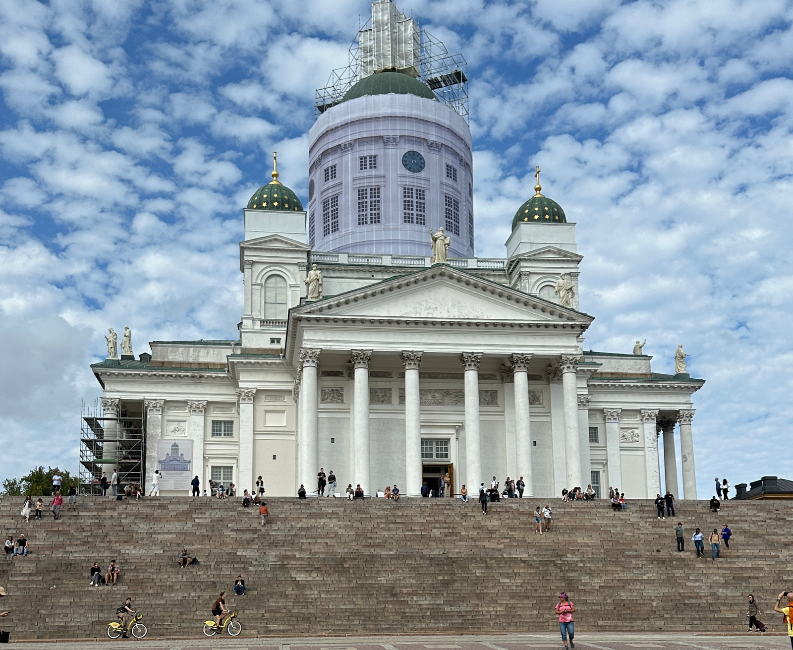 Helsinki Katedrali’nin Senato Meydanı’ndan yakın plan görünümü