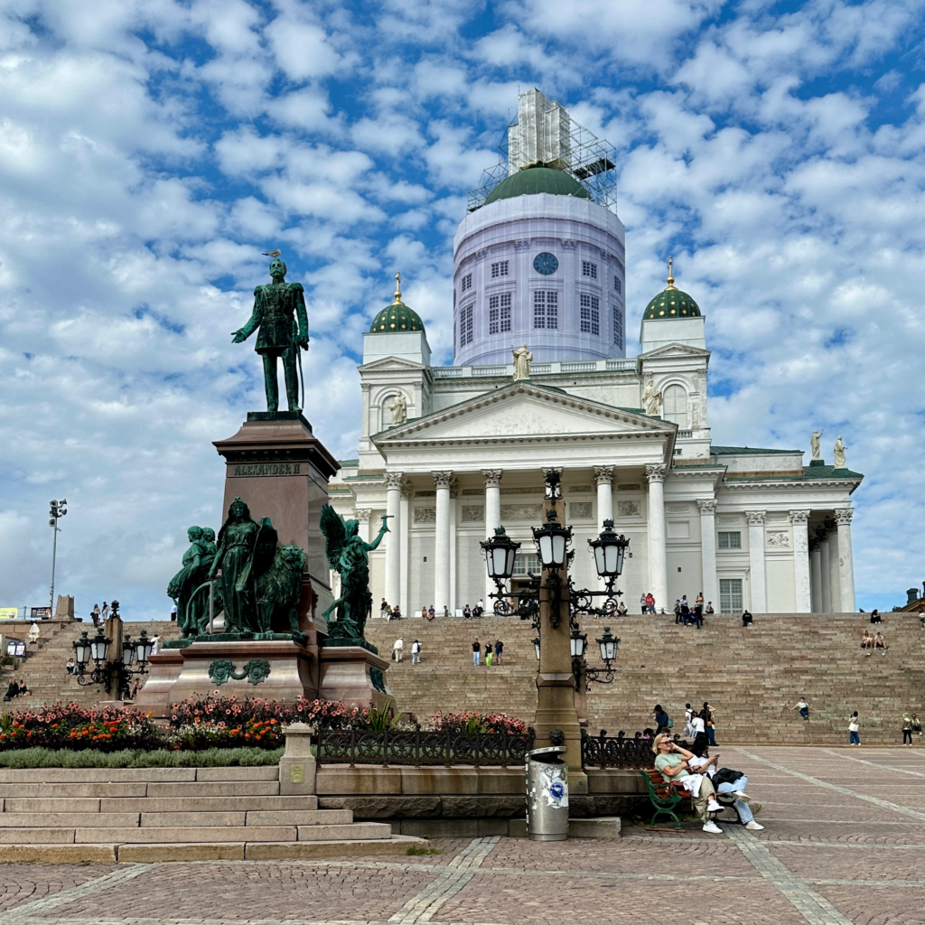 Helsinki Senato Meydanı’ndaki Alexander II Heykeli ve Helsinki Katedrali