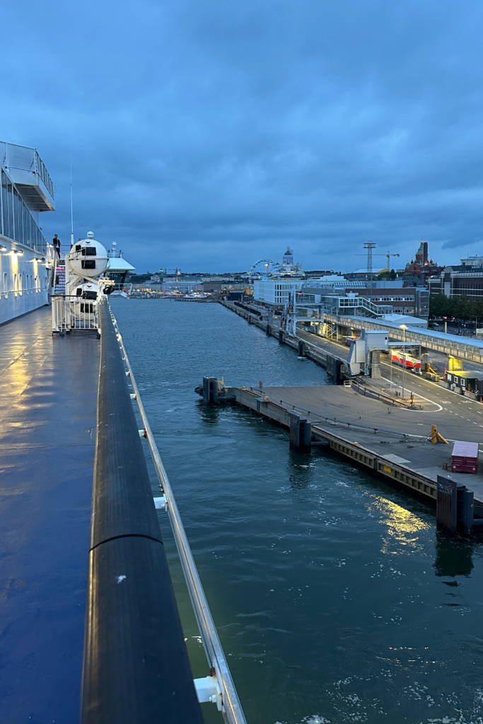 Helsinki limanı ve şehir merkezine doğru uzanan manzara Helsinki-Tallinn feribotu