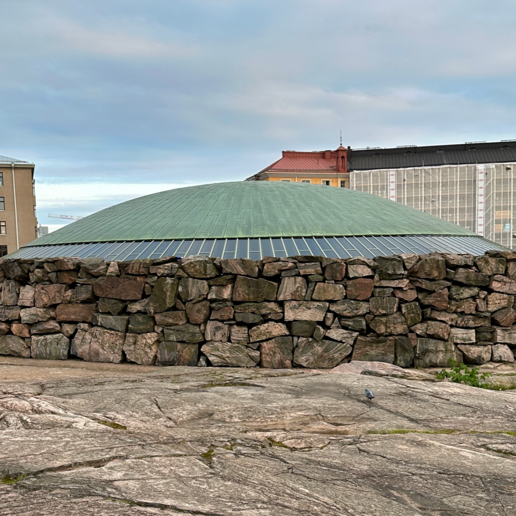 Helsinki’deki Temppeliaukio Kilisesi’nin kaya içindeki dış görünüşü