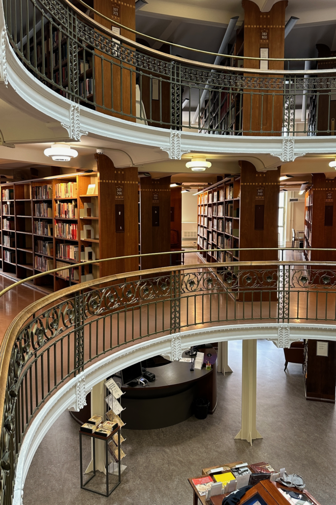 Helsinki Üniversitesi Kütüphanesi’nin tarihi salonunda çekilmiş fotoğraf