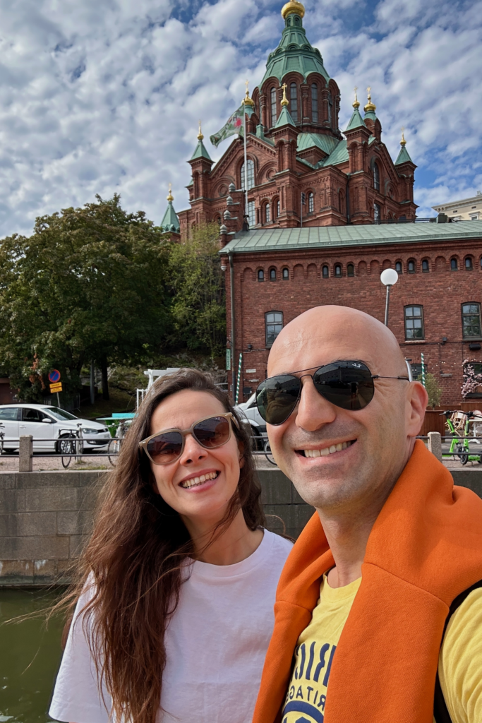 Helsinki’de Uspenski Katedrali önünde çekilmiş gezi fotoğrafı